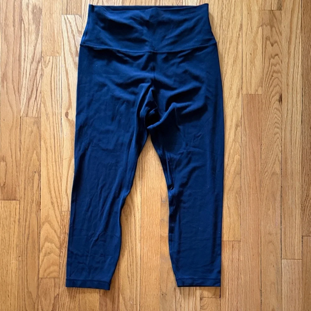 Lululemon sz 10 Align Crop 23